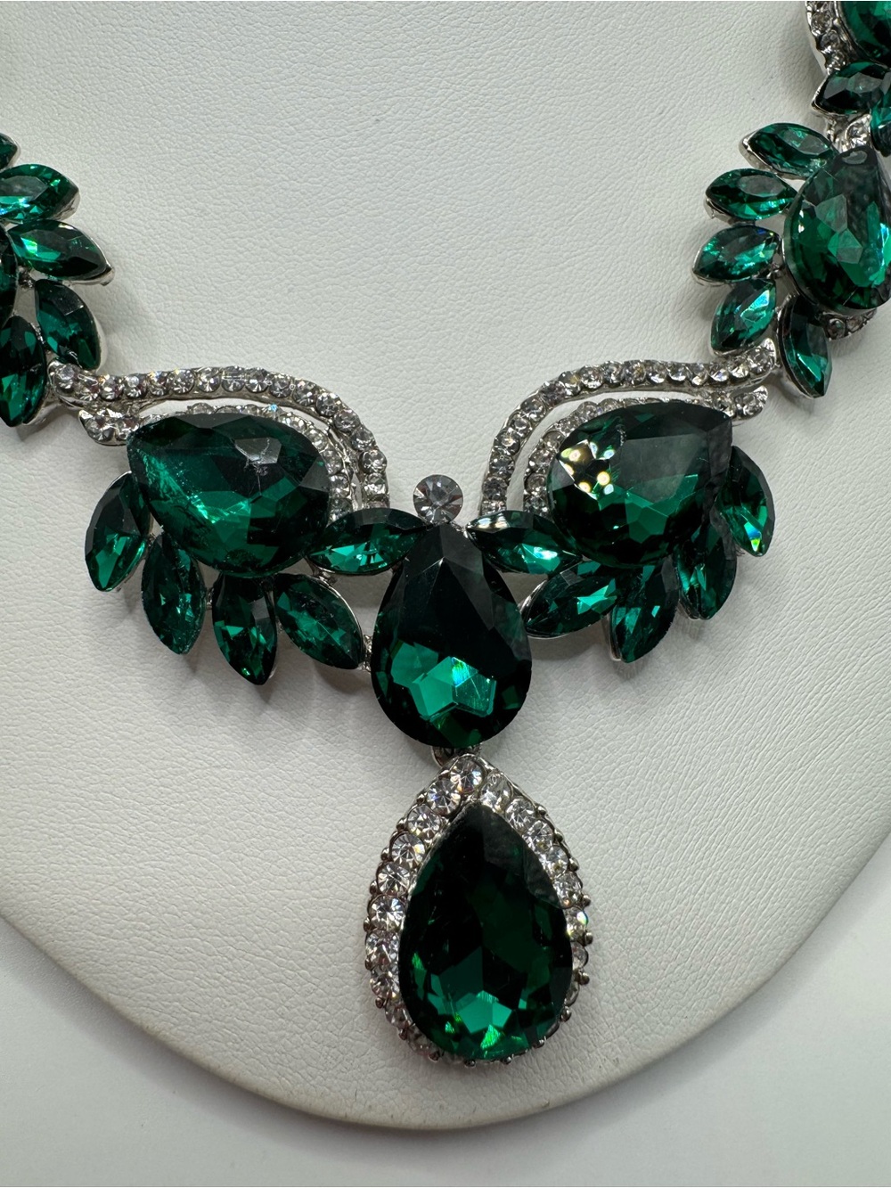 Modern statement jewelry set, green and clear glass stones. Pierced earrings. - Picture 5 of 9